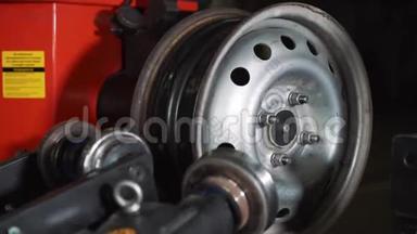 <strong>汽车服务</strong>和修理设备.钢轮轮辋近距离滚动和对准轮胎机